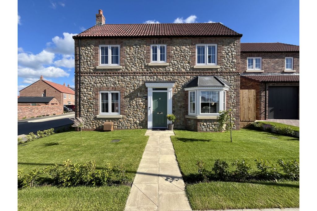 Property photo 2 of 21 Front Garden