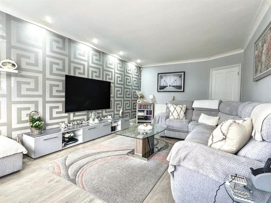 Property photo 3 of 20 Lounge