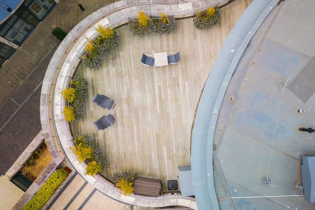 Property photo 2 of 18 Image