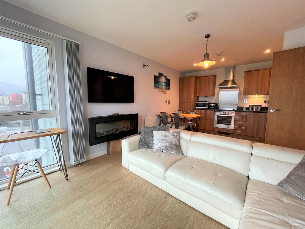 Property photo 2 of 21