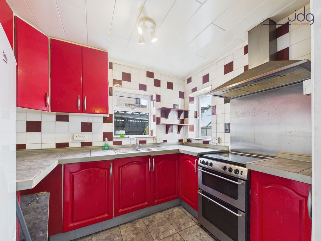 Property photo 3 of 14 Kitchen