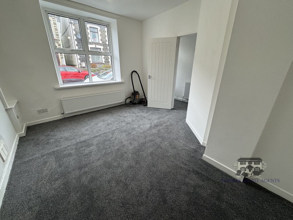 Property photo 3 of 14 Lounge