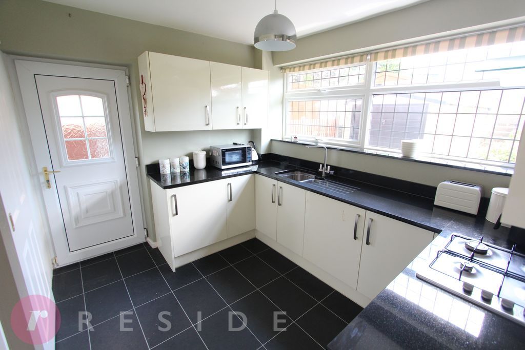 Property photo 3 of 12 Kitchen