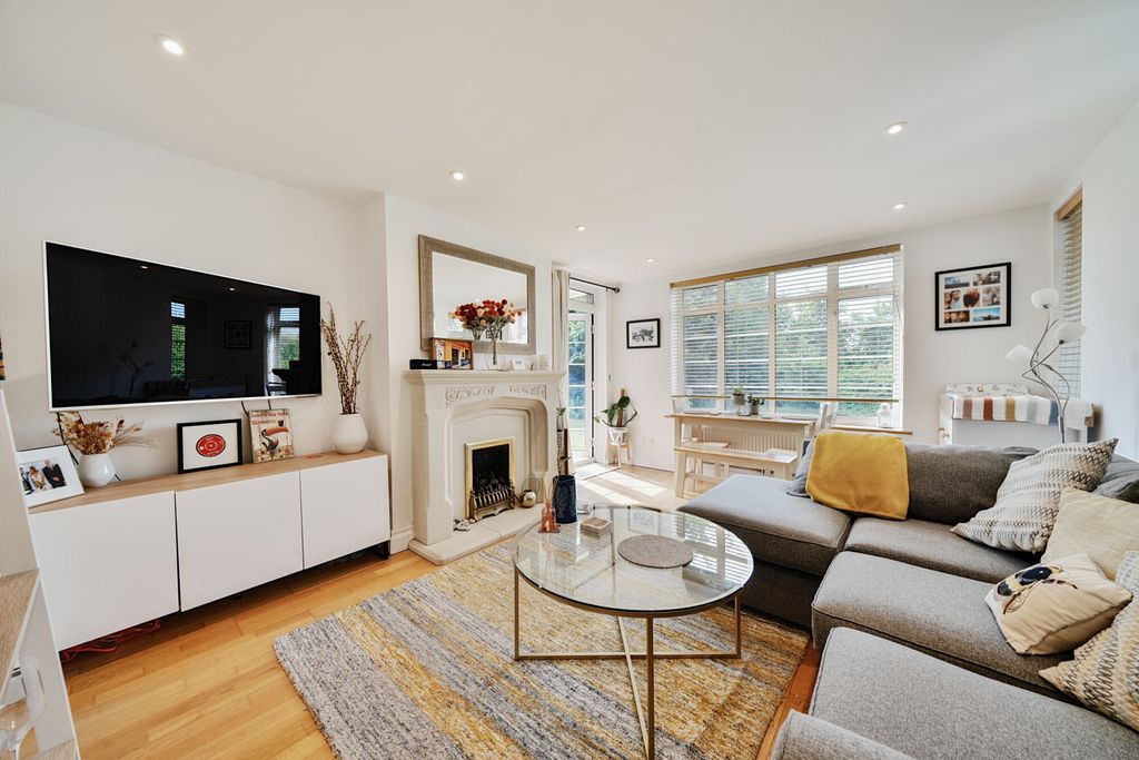 Property photo 1 of 17 Lounge