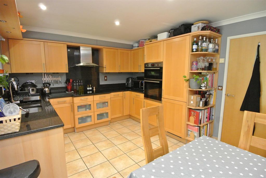 Property photo 2 of 25 Kitchen Breakfast Room 2.Jpg