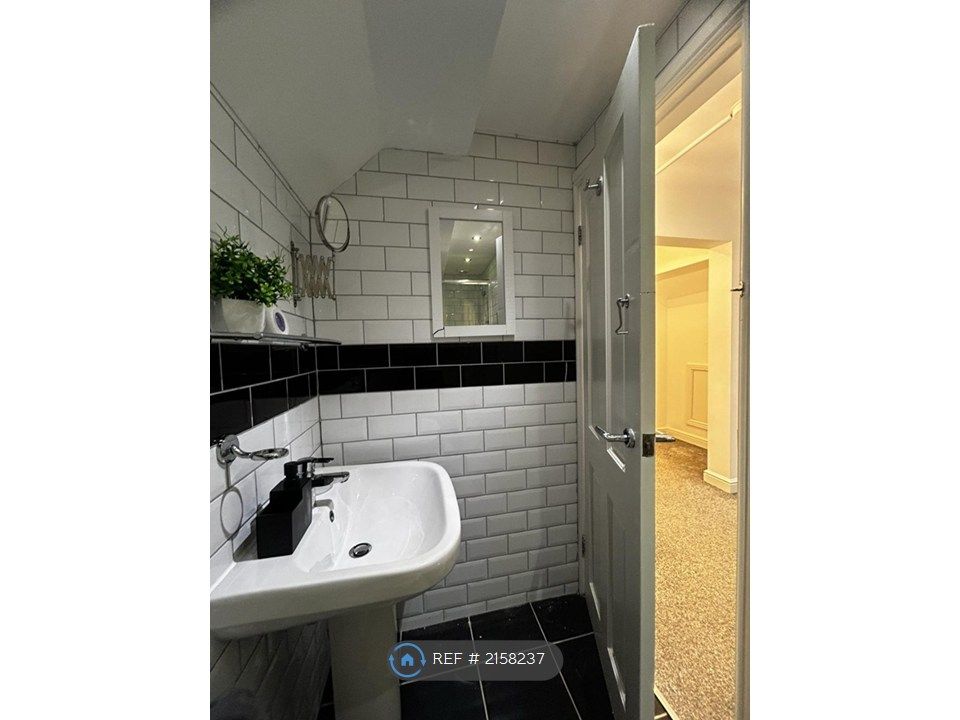 Property photo 3 of 31 Ensuite