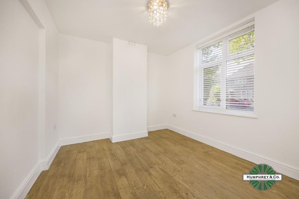 Property photo 2 of 15 Dagenham Avenue -015 (2).Jpg