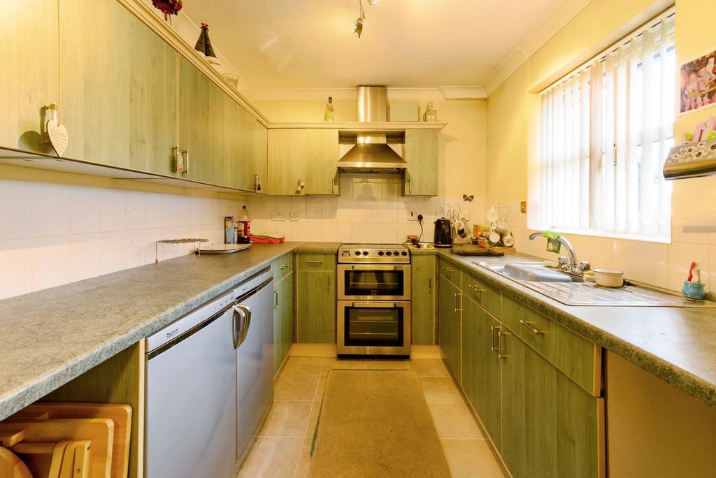 Property photo 3 of 12 Kitchen