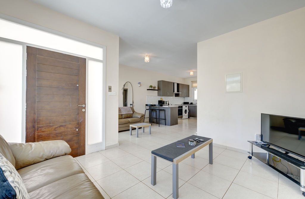 Property photo 2 of 15 Lounge