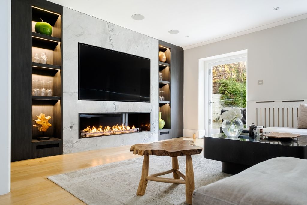 Property photo 1 of 17 Second Reception/...