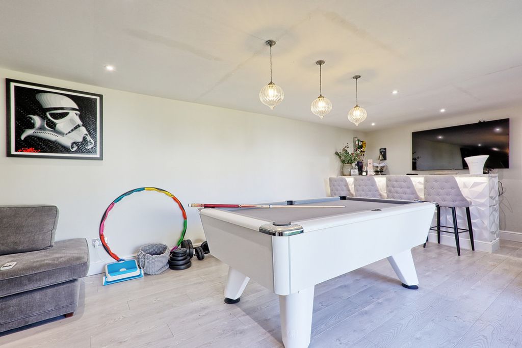 Property photo 2 of 33