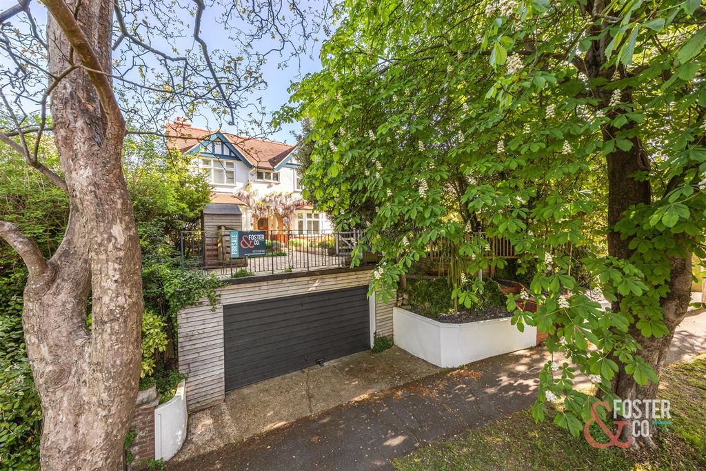 Property photo 1 of 52 Surrenden Crescent, 15-017.Jpg