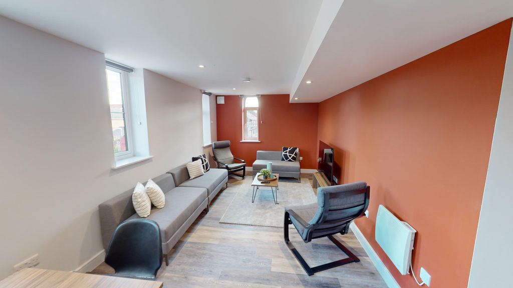 Property photo 2 of 20