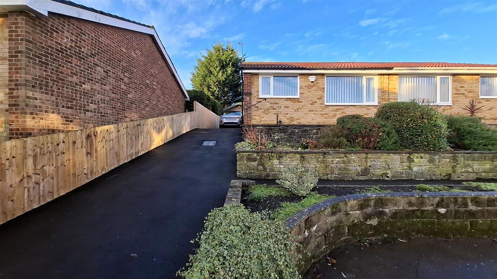 Property photo 1 of 21 5 Oakdale Close Front.Jpg