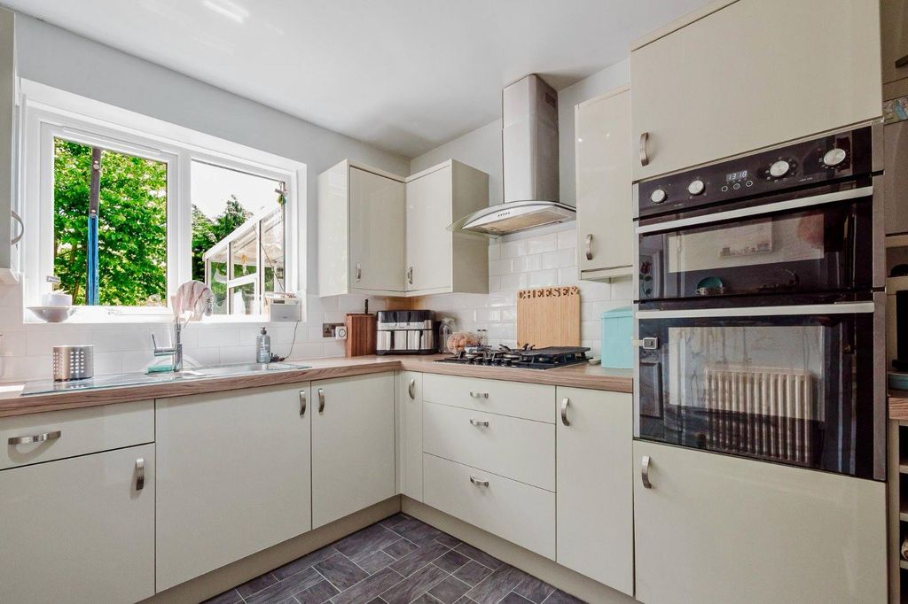 Property photo 3 of 19 Kitchen