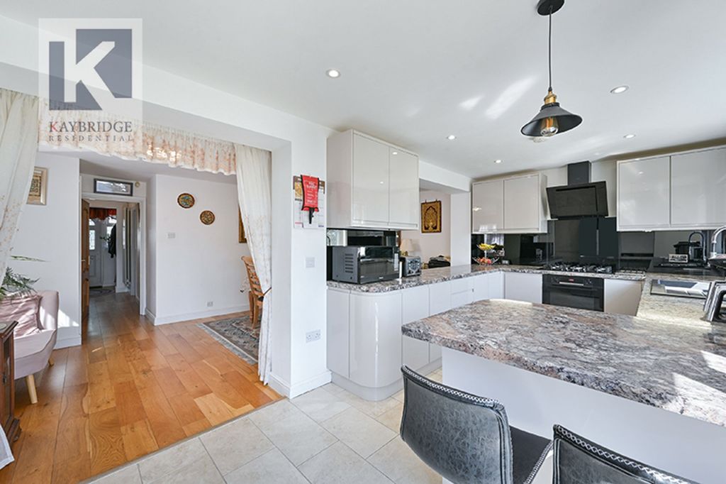 Property photo 2 of 13 Harvester Road Kt19 9Dq