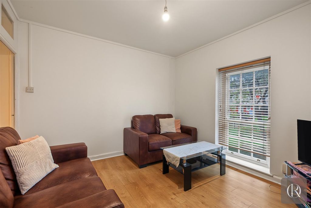 Property photo 2 of 14 Flat 10, Effingham House Albion Avenue, London Sw8
