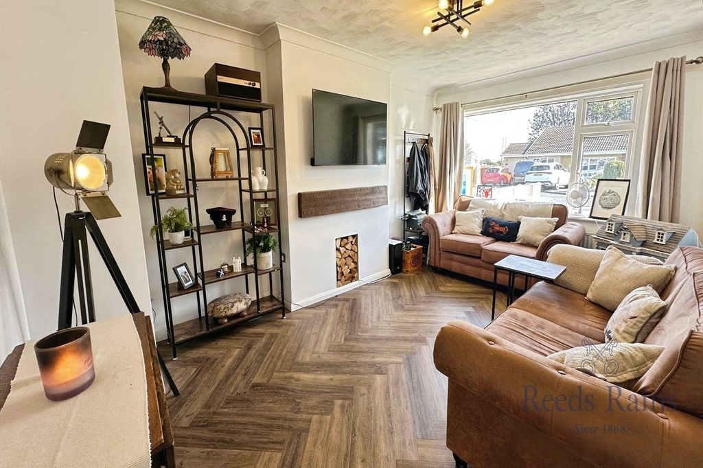 Property photo 3 of 11 Lounge