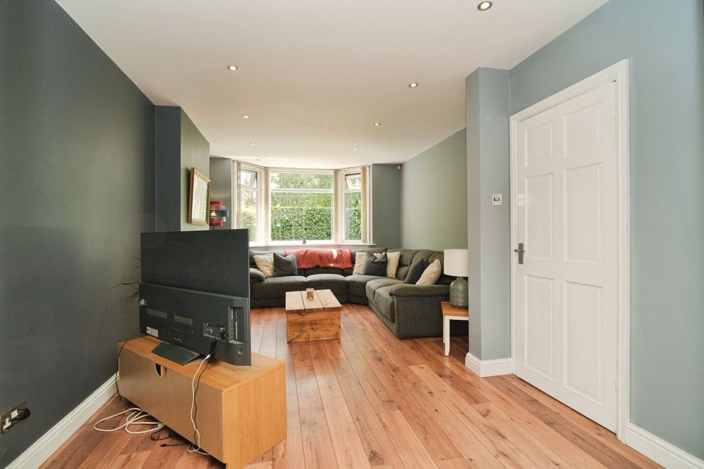 Property photo 3 of 19 Lounge