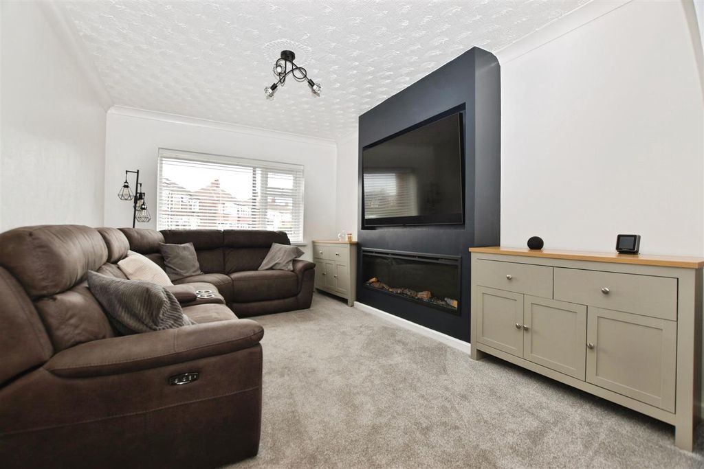 Property photo 2 of 19 Lounge