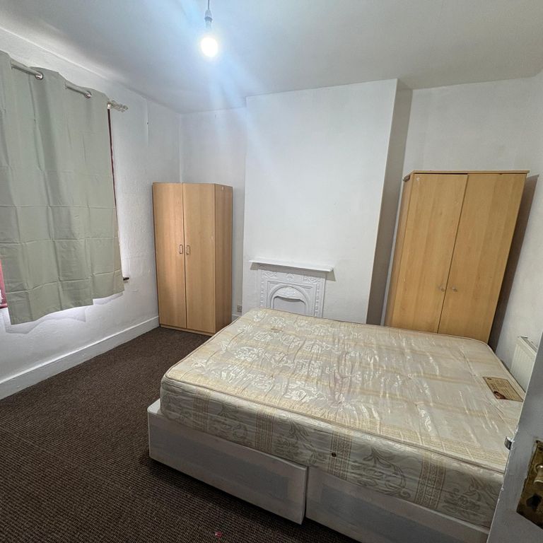 Property photo 1 of 10 Three Bedroom House Ideal For Working Families- Manor Park