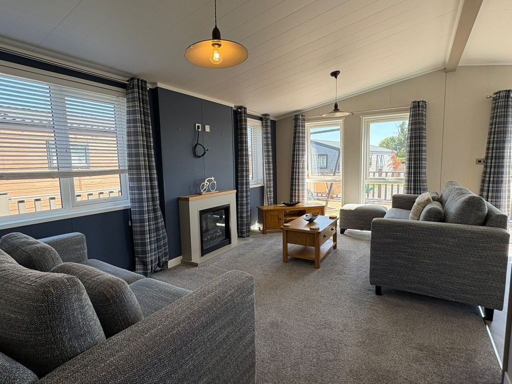 Property photo 3 of 17 Image00016