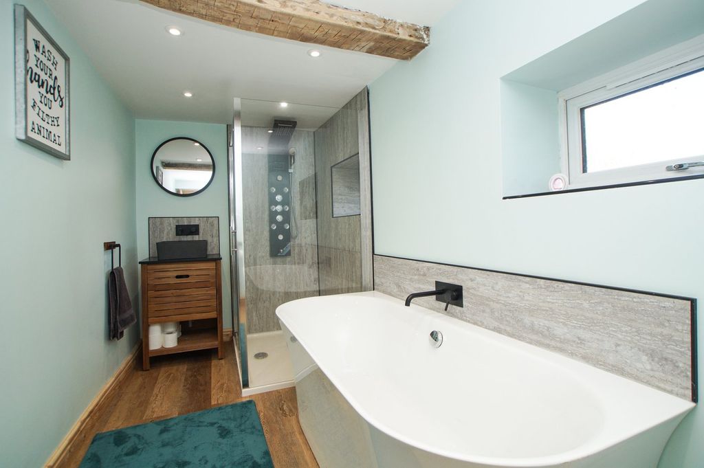 Property photo 3 of 17 Bathroom