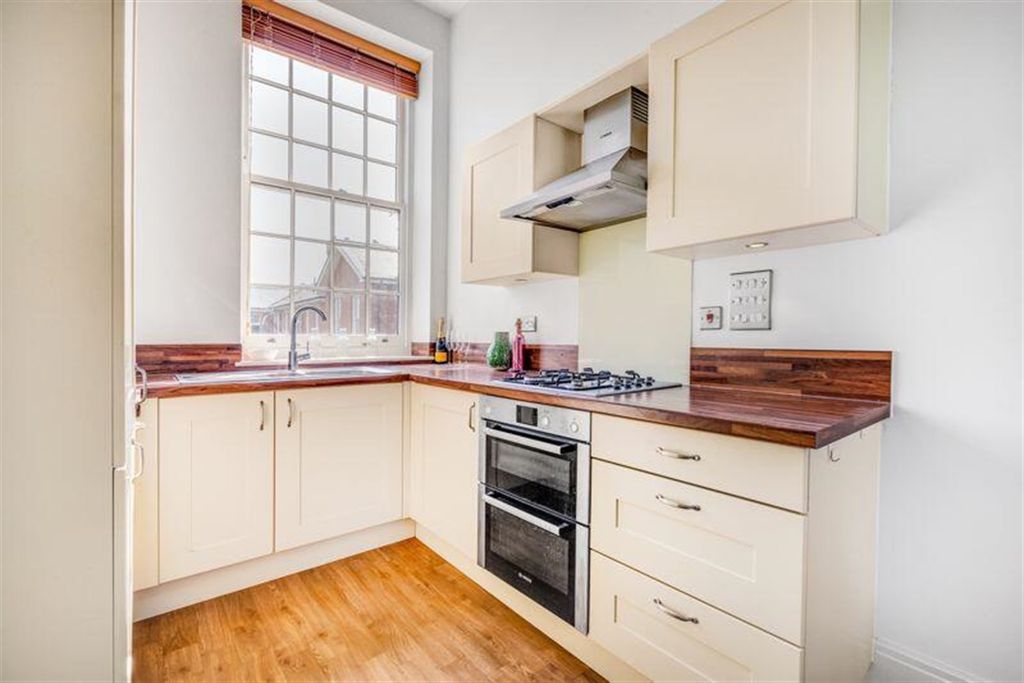 Property photo 2 of 10 Kitchen