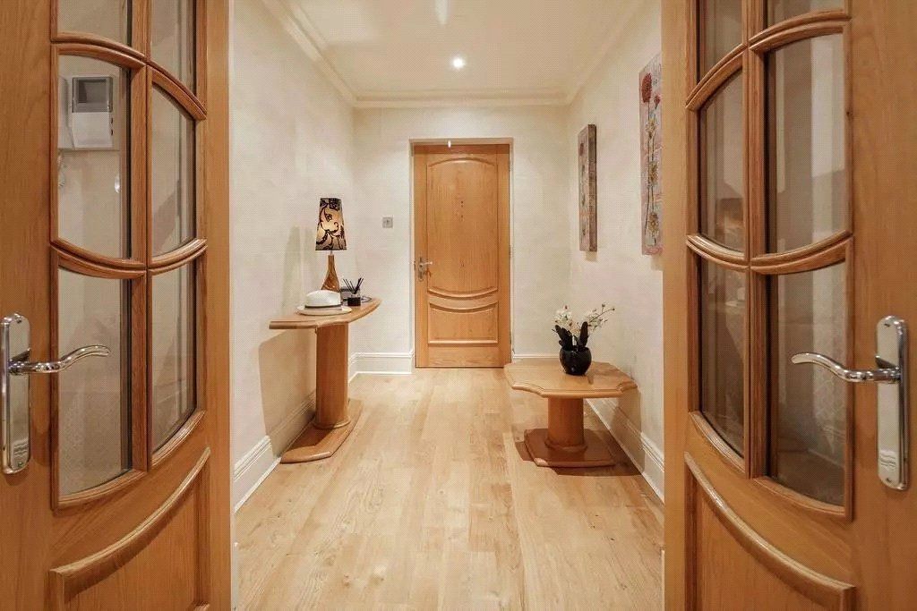 Property photo 3 of 19 Entrance Hall