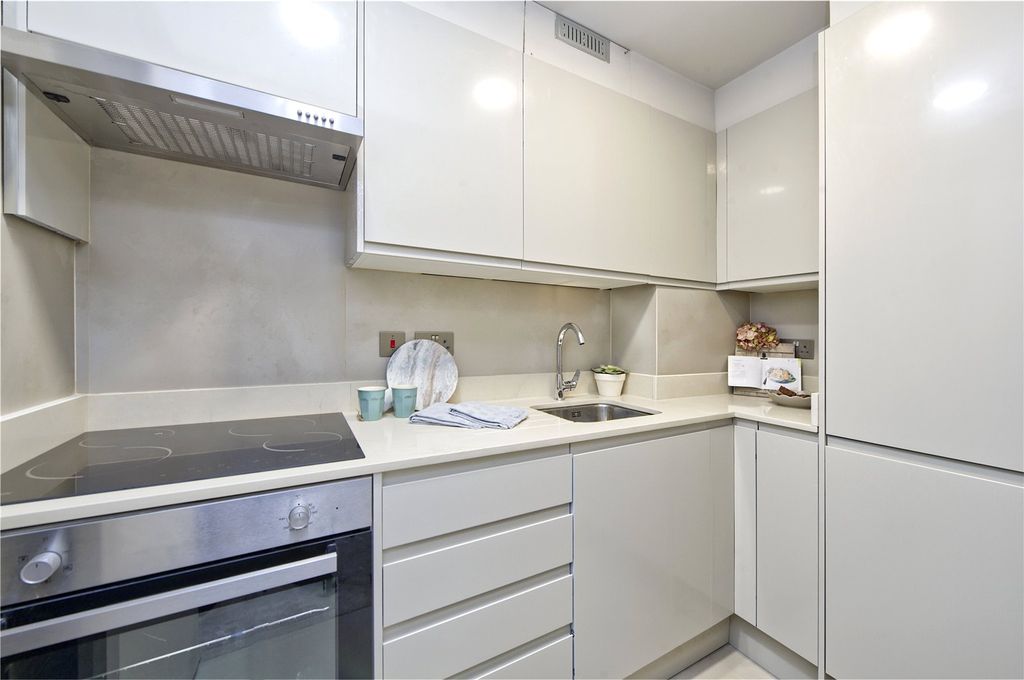 Property photo 3 of 10 Kitchen