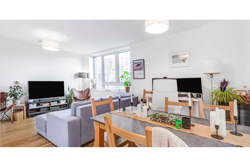 Property photo 3 of 15 Apartment Living Rm