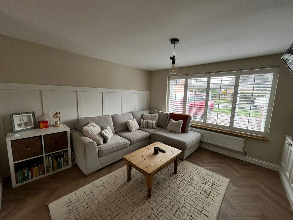 Property photo 3 of 17 Living Room