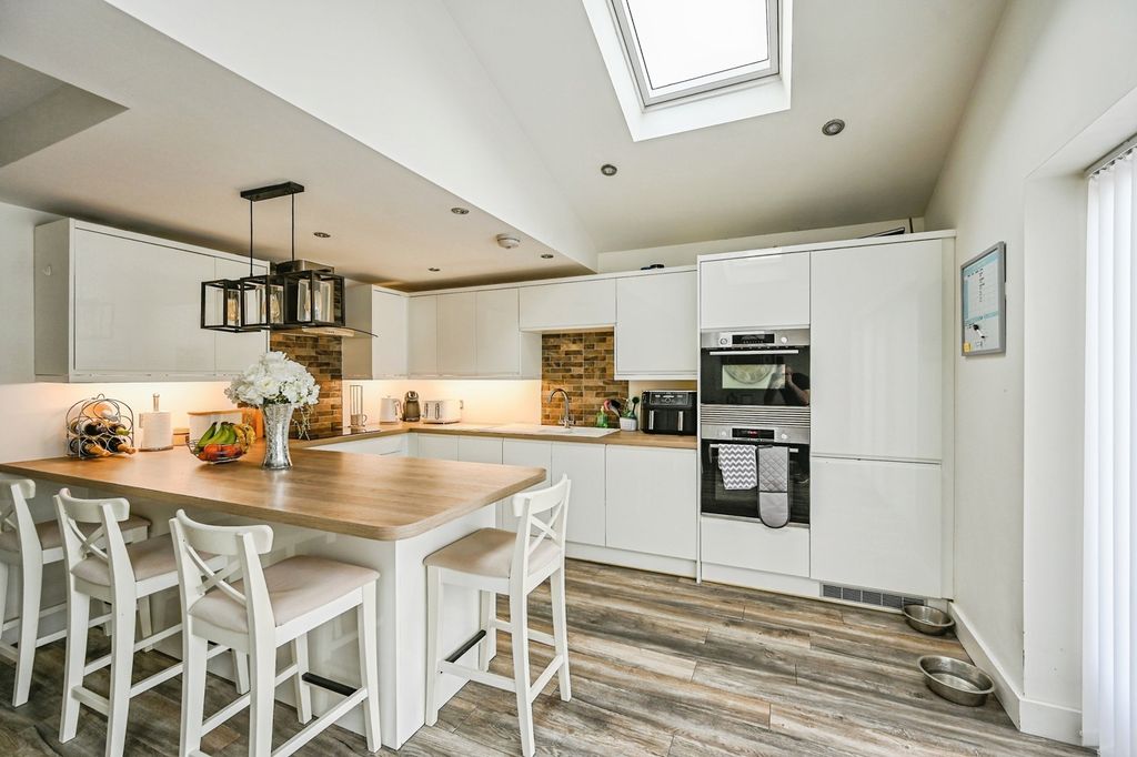 Property photo 3 of 17 Photo