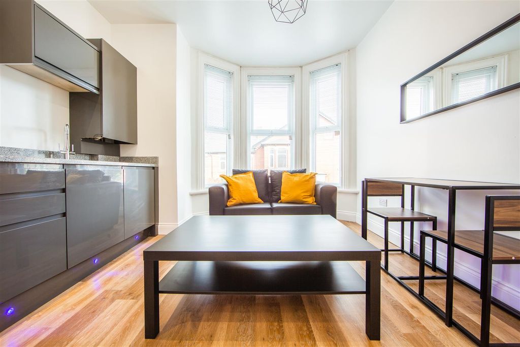 Property photo 2 of 6 Queen's Rd-8.Jpg