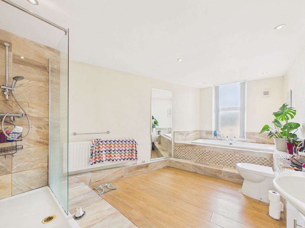 Property photo 3 of 8 Bathroom