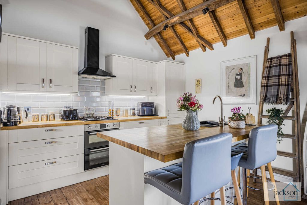 Property photo 3 of 24 10_76680_Watermarked