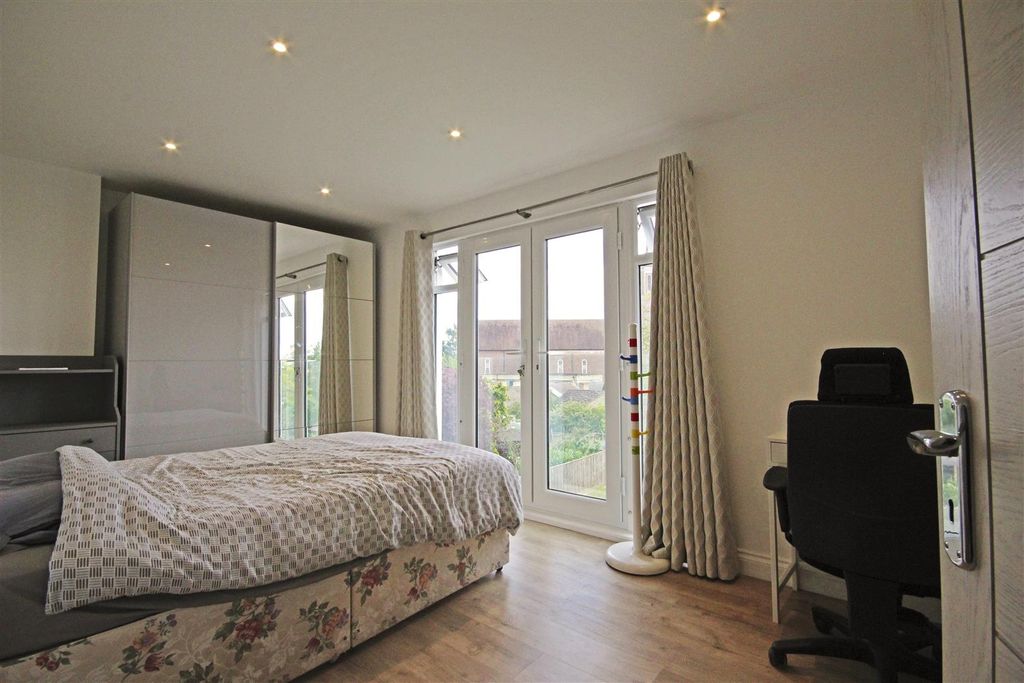 Property photo 1 of 10 Bedroom