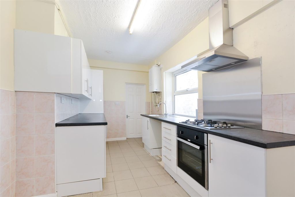 Property photo 2 of 10 Kitchen