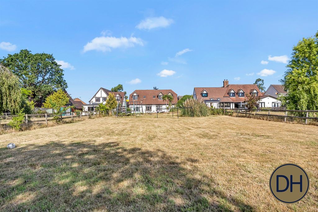 Property photo 2 of 23 High Road North Weald