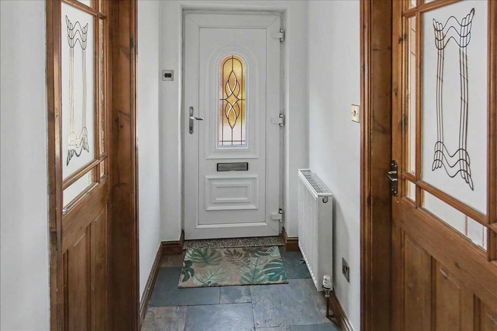 Property photo 2 of 18 Entrance Hall
