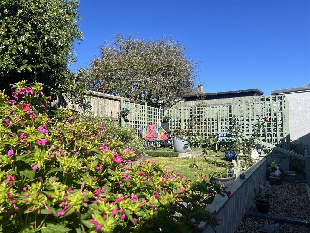 Property photo 2 of 18 Gardens & Garage