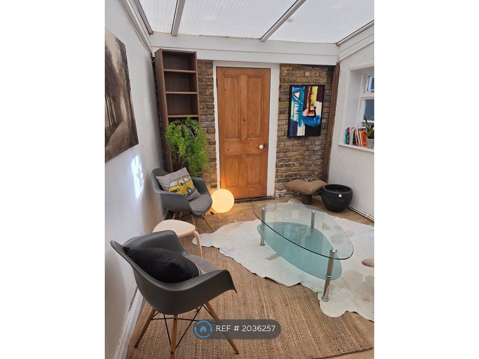 Property photo 1 of 10 Lounge