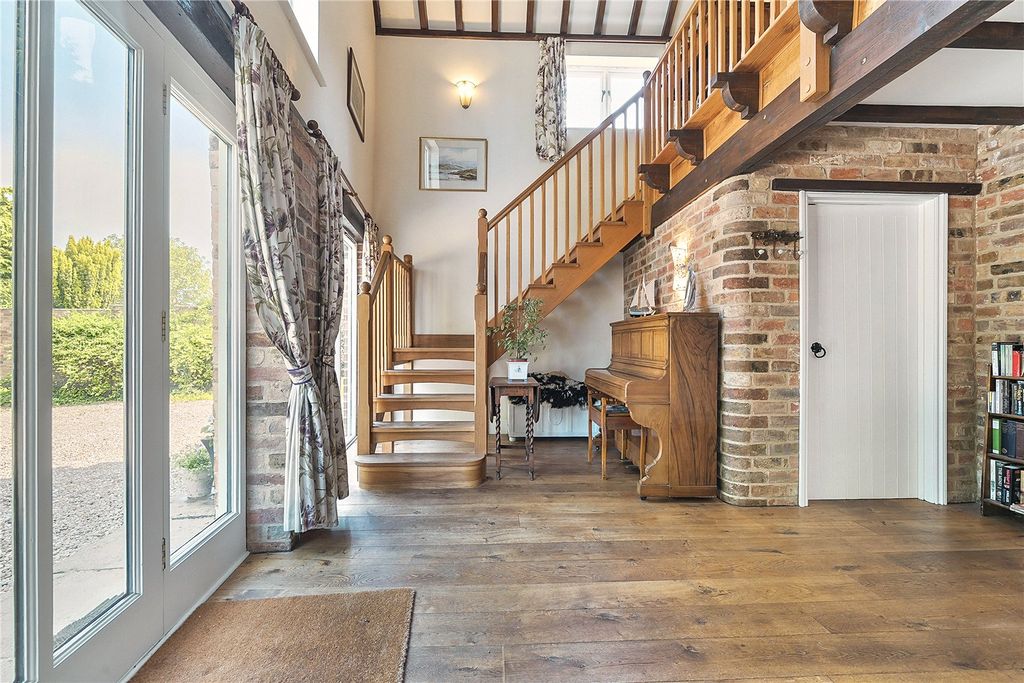 Property photo 3 of 43 Entrance Hall