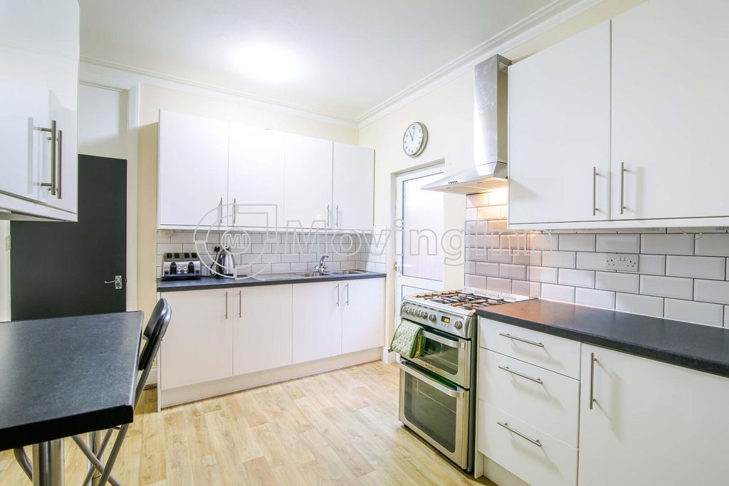 Property photo 3 of 11 Kitchen