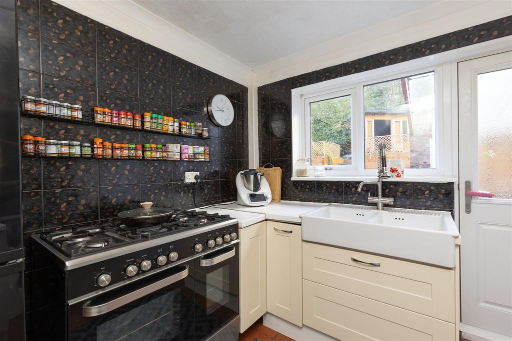 Property photo 3 of 30 Kitchen
