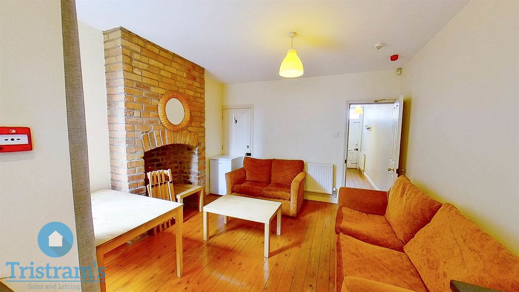 Property photo 3 of 11 Front Room