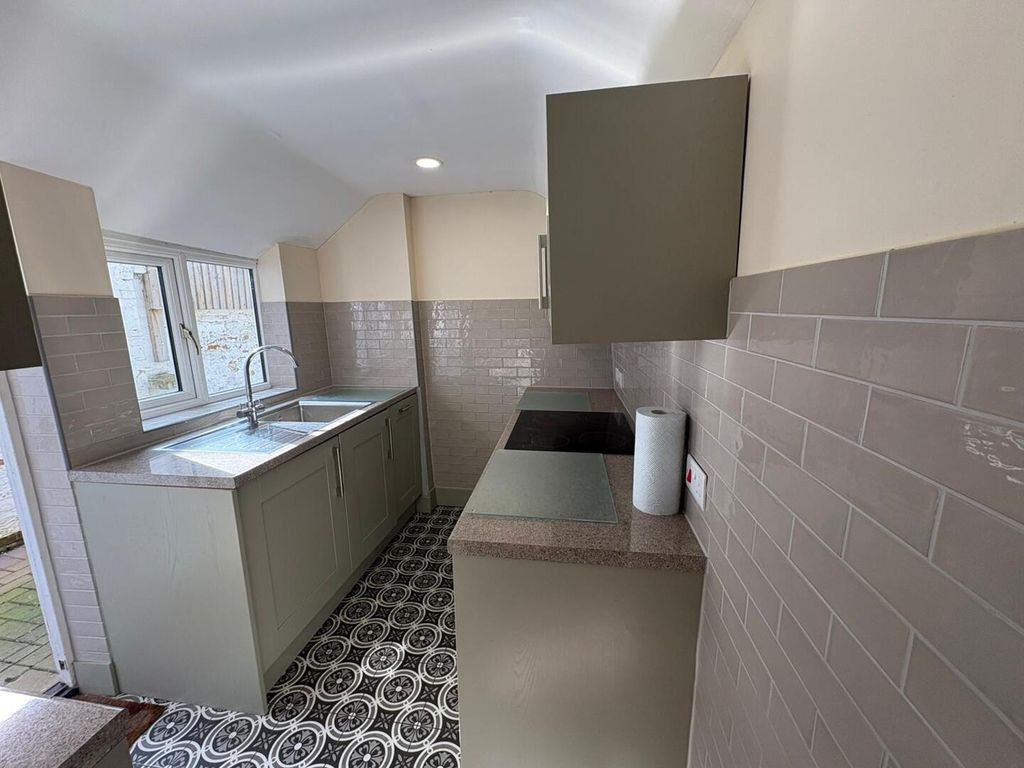 Property photo 3 of 11 Kitchen