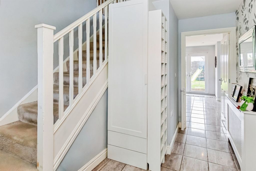 Property photo 2 of 24 Entrance Hall