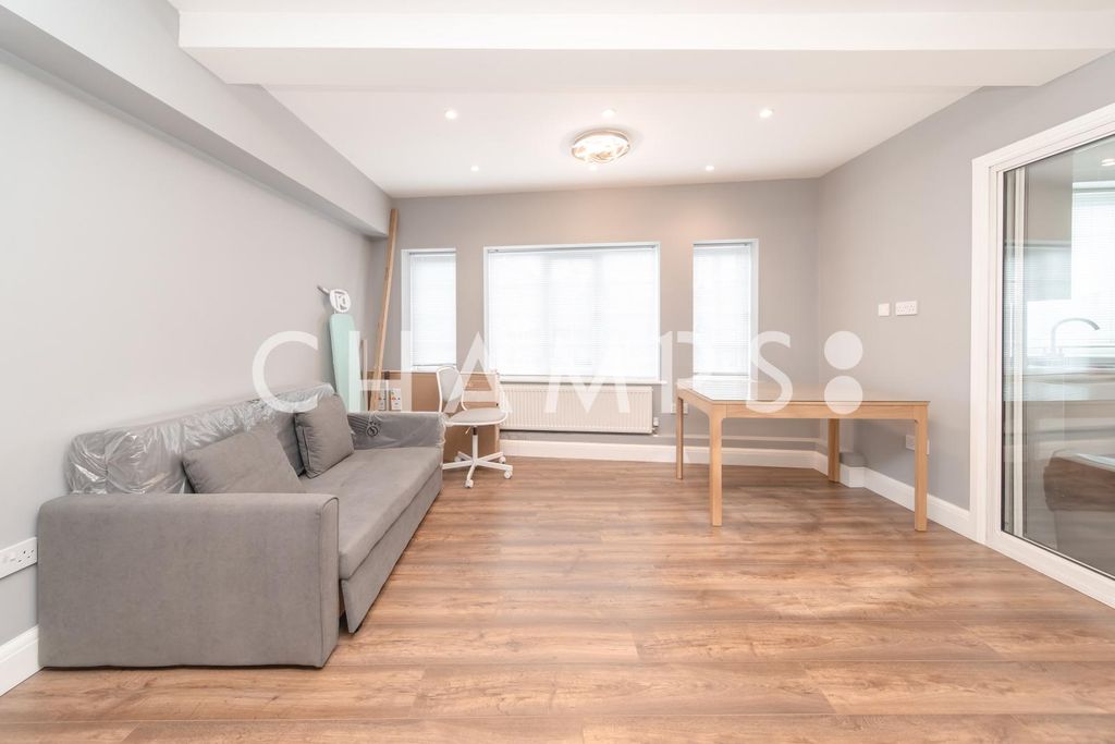 Property photo 1 of 14 5 Bed To Rent, Cheyne Close, Hendon, Nw4