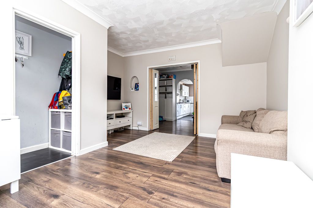 Property photo 3 of 16 .